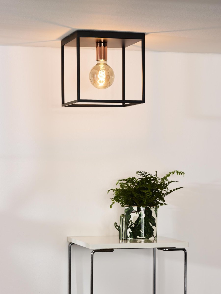 Arthur 25cm Svart plafond Fra Lucide - Arthur passer perfekt inn i en moderne stue, soverom eller kjøkken og bringer med seg en følelse av luksus, takket være den skinnende kobberbasen.