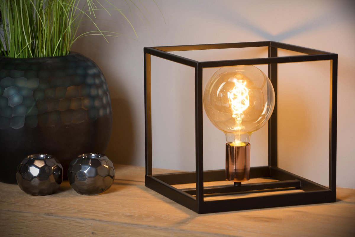 Arthur 25cm Svart bordlampe Fra Lucide - Enten du plasserer den på en vegghylle, kommode; eller som ekstra stemningsbelysning på; spisebordet, s&aring; gir Arthur &ndash; som designet heter &ndash; en stilig berøring og økt komfort når som helst.