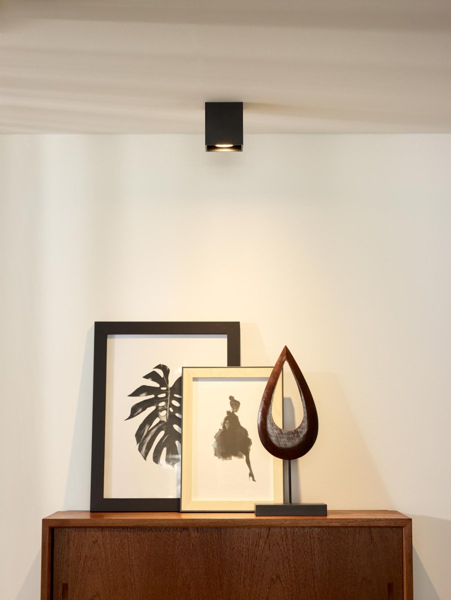 Bodi Svart spotlight Fra Lucide - Med en st&oslash;rrelse p&aring; 8,25 x 8,25 cm, den er lett &aring; plassere over en sentral boks.