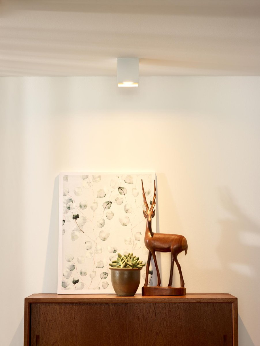 Bodi Hvit spotlight Fra Lucide - Med en st&oslash;rrelse p&aring; 8,25 x 8,25 cm, den er lett &aring; plassere over en sentral boks.