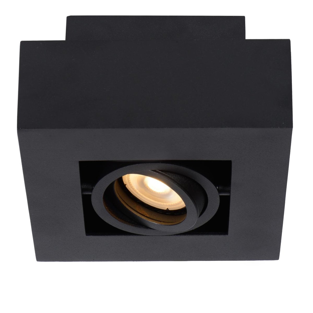 Xirax Svart spotlight Fra Lucide - Med en kraftig lysstrøm på 320 lumen og en dimme-til-varm-funksjon hvis den er koblet til en ekstern dimmer, lyser denne taklampen opp stuen din fra tak til gulv.