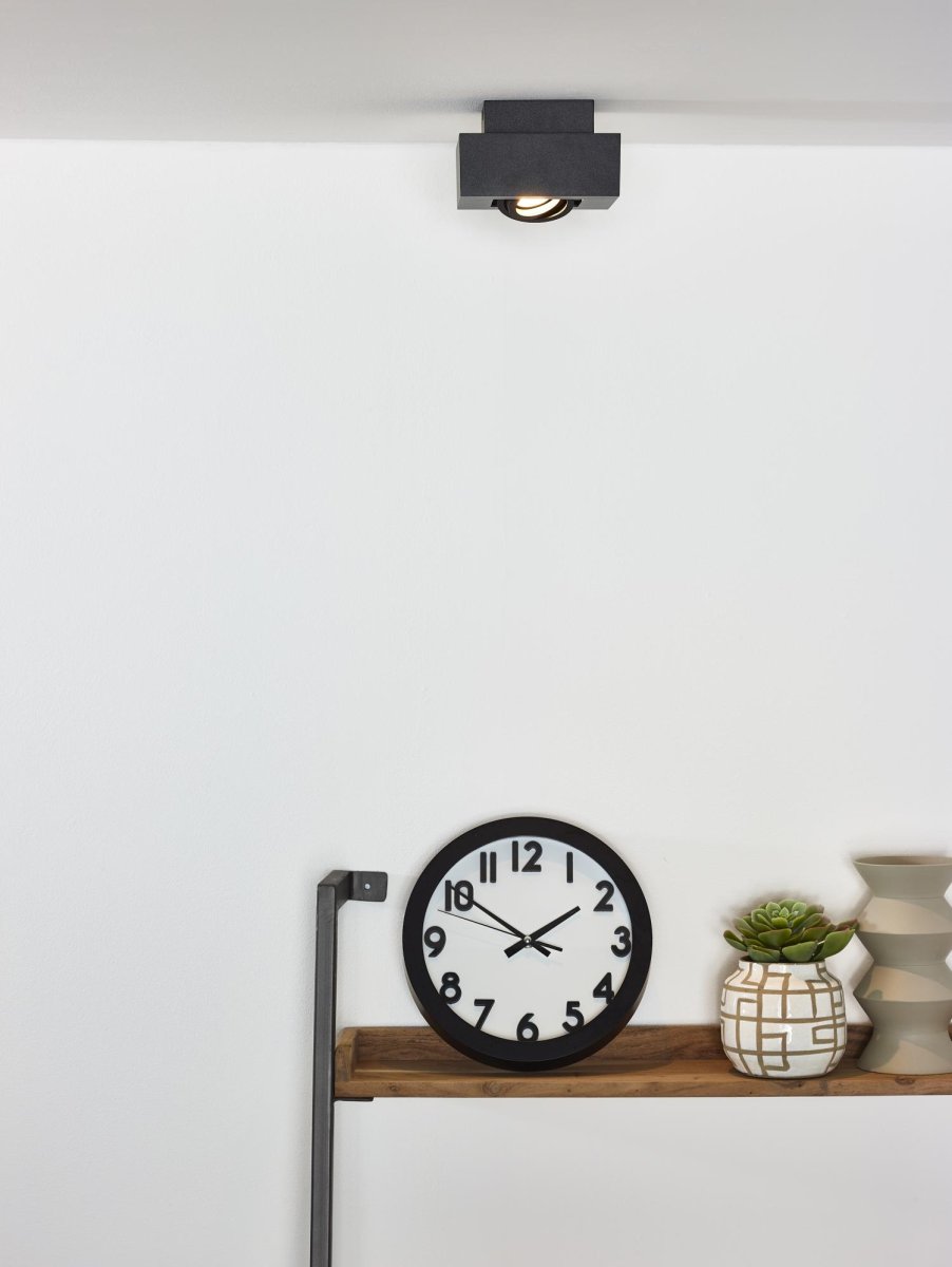Xirax Svart spotlight Fra Lucide - Med en kraftig lysstrøm på 320 lumen og en dimme-til-varm-funksjon hvis den er koblet til en ekstern dimmer, lyser denne taklampen opp stuen din fra tak til gulv.