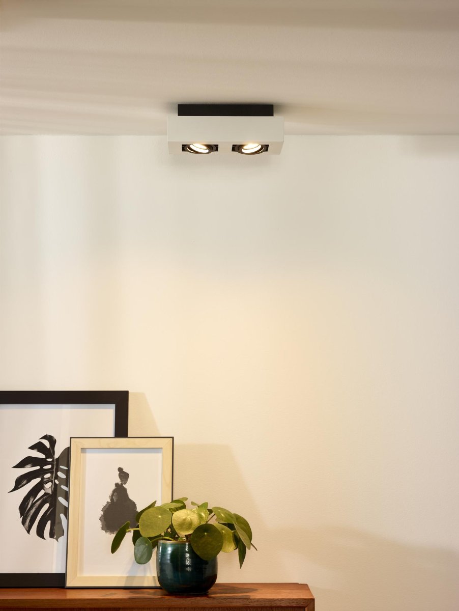 Xirax 2 Hvit spotlight Fra Lucide - Juster fargetemperaturen fra varm gul til varm hvit ved &aring; koble lampen til en ekstern dimmer.
