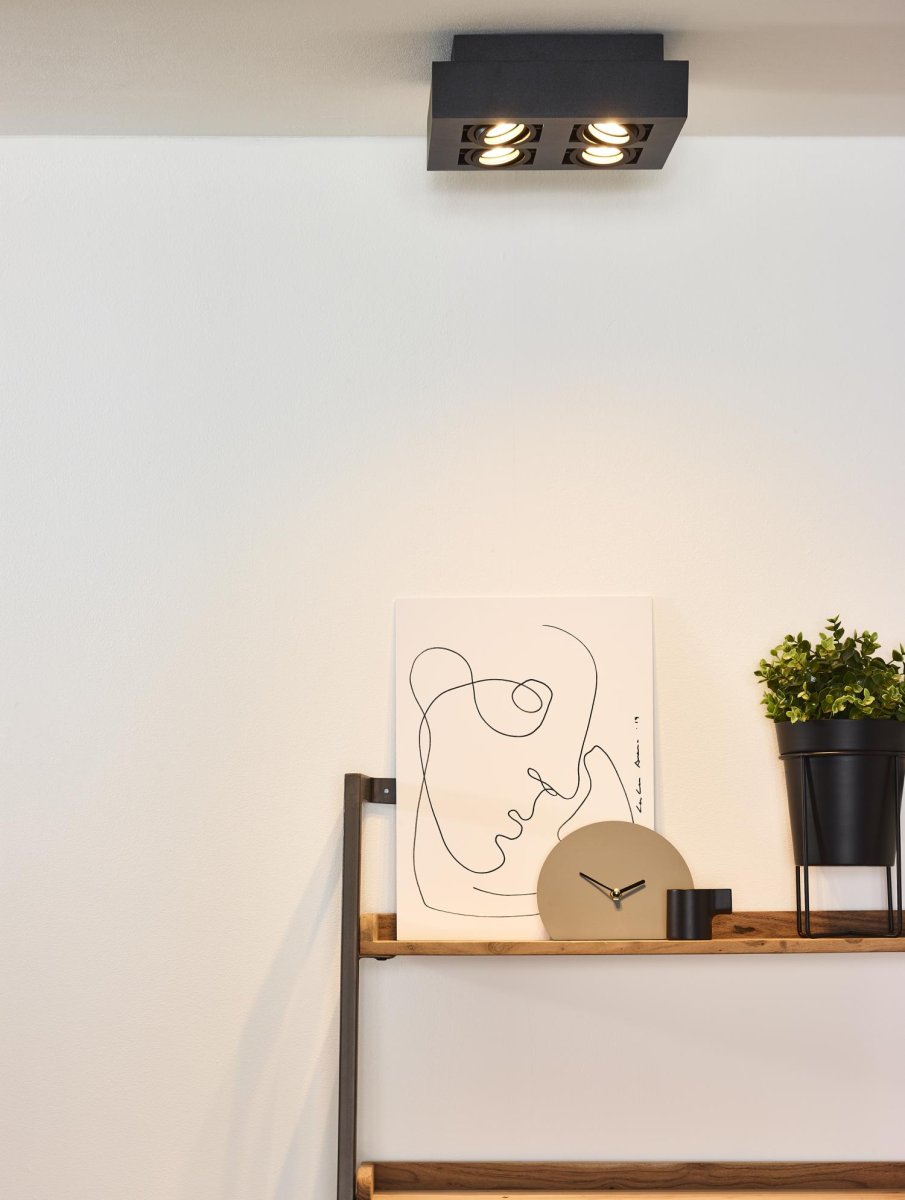 Xirax 4 Svart spotlight Fra Lucide - Juster fargetemperaturen fra varm gul til varm hvit ved &aring; koble lampen til en ekstern dimmer.