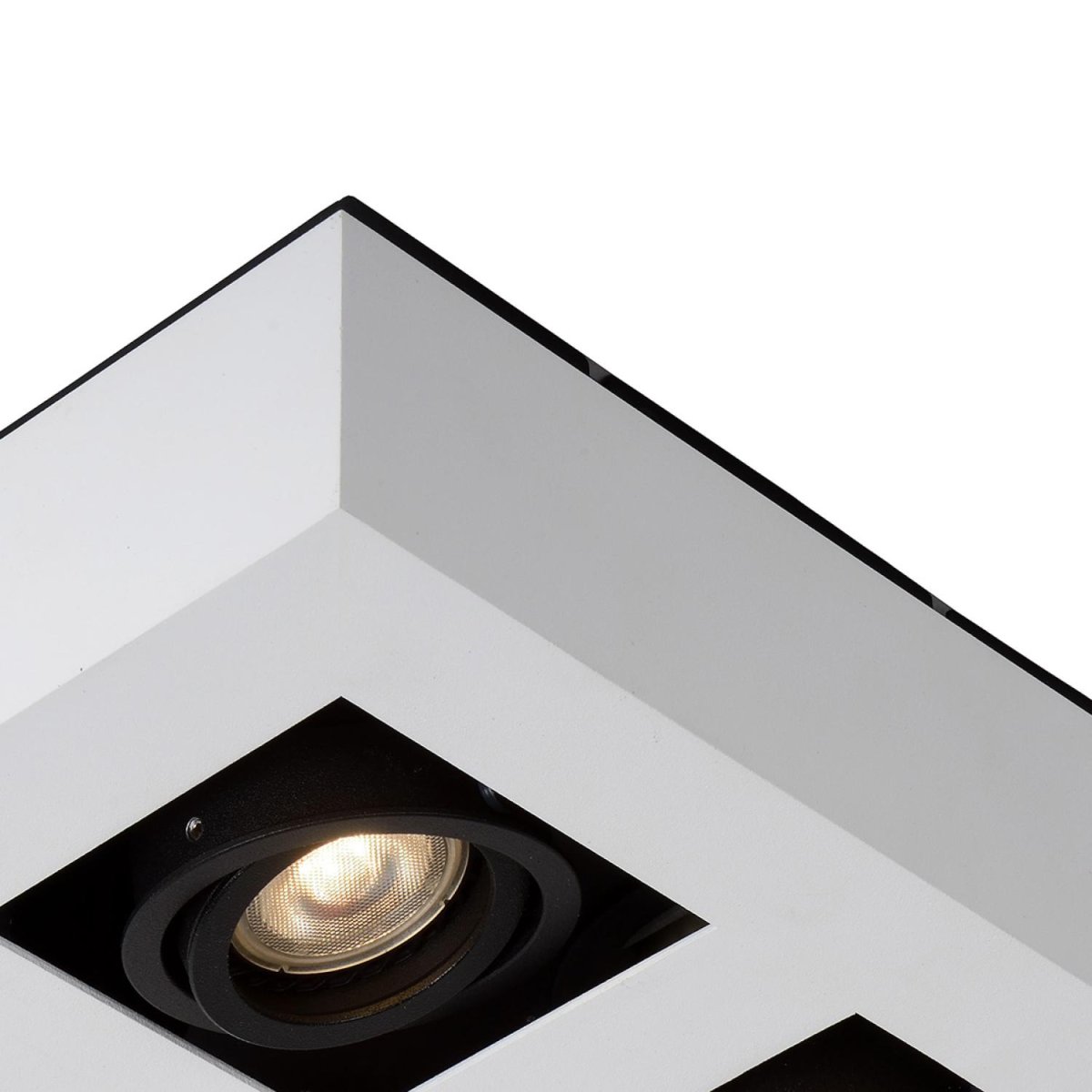 Xirax 4 Hvit spotlight Fra Lucide - Juster fargetemperaturen fra varm gul til varm hvit ved &aring; koble lampen til en ekstern dimmer.