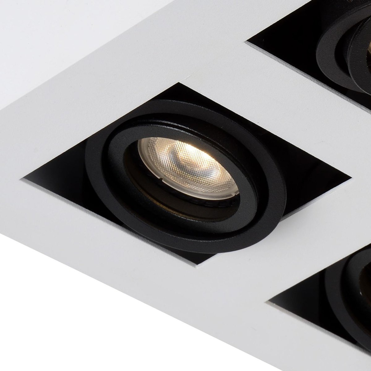 Xirax 4 Hvit spotlight Fra Lucide - Juster fargetemperaturen fra varm gul til varm hvit ved &aring; koble lampen til en ekstern dimmer.