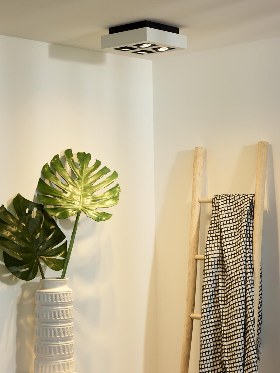 Xirax 4 Hvit spotlight Fra Lucide - Juster fargetemperaturen fra varm gul til varm hvit ved &aring; koble lampen til en ekstern dimmer.