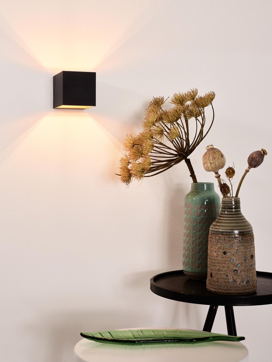 Devi 10cm Svart vegglampe Fra Lucide - Med bakplate på&aring; 10,5 cm x 8 cm, den er enkel å montere over en sentralboks.