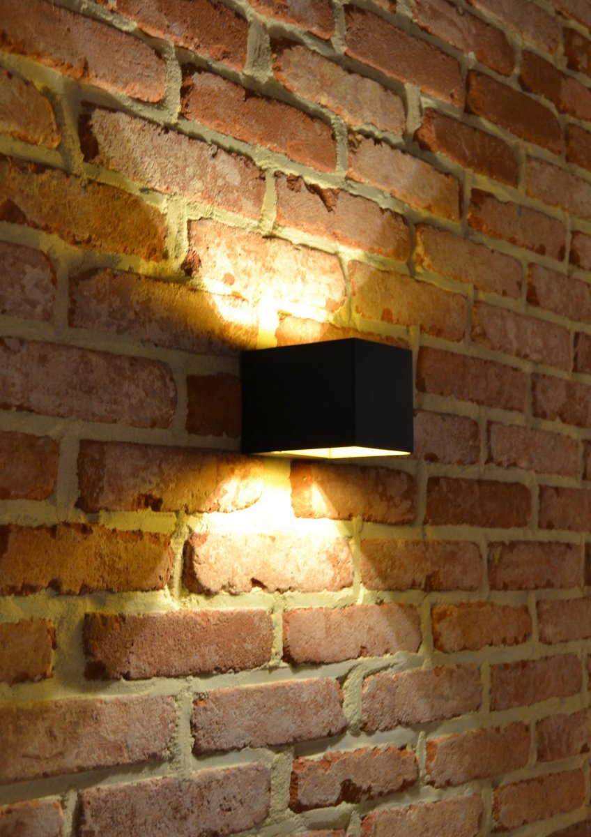 Devi 10cm Svart vegglampe Fra Lucide - Med bakplate på&aring; 10,5 cm x 8 cm, den er enkel å montere over en sentralboks.