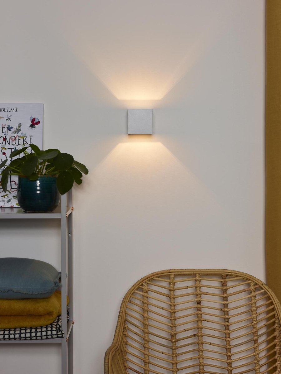 Devi 10cm Hvit vegglampe Fra Lucide - Med bakplate på&aring; 10,5 cm x 8 cm, den er enkel å montere over en sentralboks.