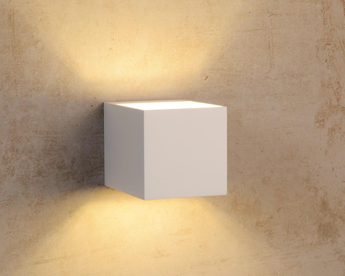 Devi 10cm Hvit vegglampe Fra Lucide - Med bakplate på&aring; 10,5 cm x 8 cm, den er enkel å montere over en sentralboks.