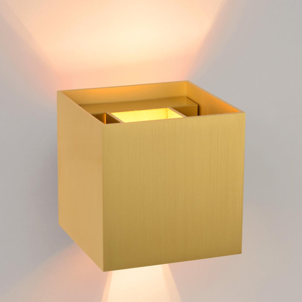 Xio 10cm Matt gull/messing vegglampe Fra Lucide - Du kan velge at strålen skal skinne jevnt opp/ned, bare opp eller kun ned, eller ha en smalere stråle opp/ned og på den andre siden en bredere stråle.