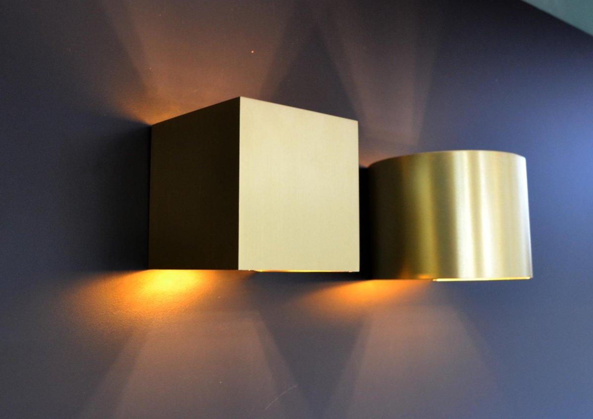 Xio 10cm Matt gull/messing vegglampe Fra Lucide - Du kan velge at strålen skal skinne jevnt opp/ned, bare opp eller kun ned, eller ha en smalere stråle opp/ned og på den andre siden en bredere stråle.