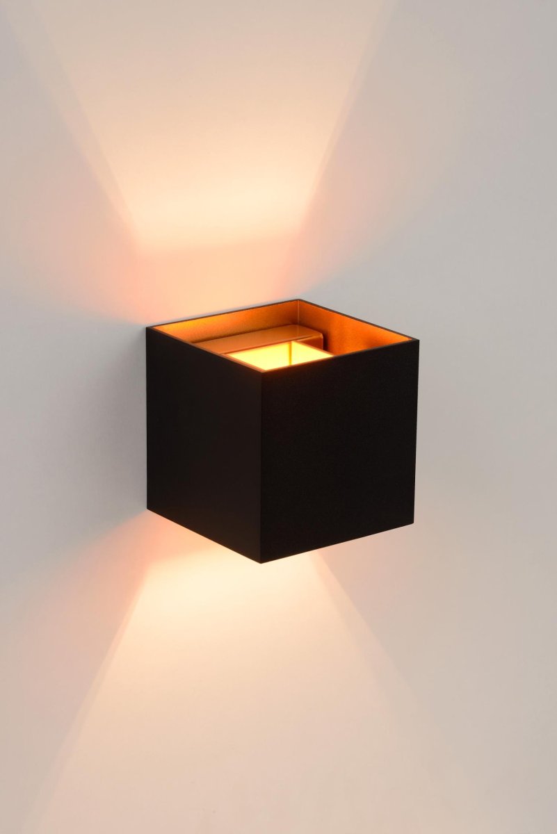 Xio 10cm Svart vegglampe Fra Lucide - Du kan velge at strålen skal skinne jevnt opp/ned, bare opp eller kun ned, eller ha en smalere stråle opp/ned og på den andre siden en bredere stråle.