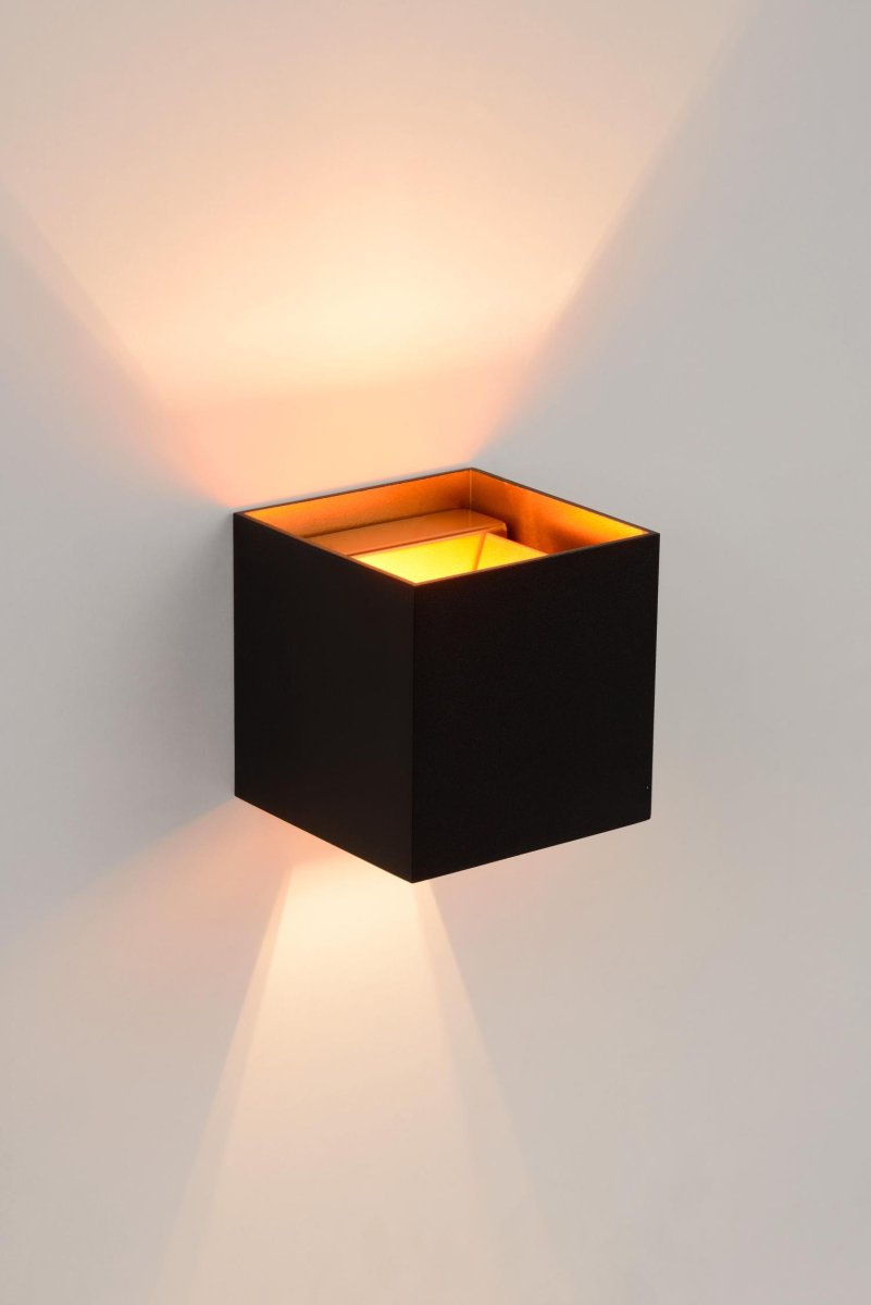 Xio 10cm Svart vegglampe Fra Lucide - Du kan velge at strålen skal skinne jevnt opp/ned, bare opp eller kun ned, eller ha en smalere stråle opp/ned og på den andre siden en bredere stråle.