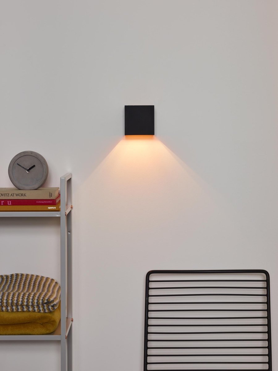 Xio 10cm Svart vegglampe Fra Lucide - Du kan velge at strålen skal skinne jevnt opp/ned, bare opp eller kun ned, eller ha en smalere stråle opp/ned og på den andre siden en bredere stråle.