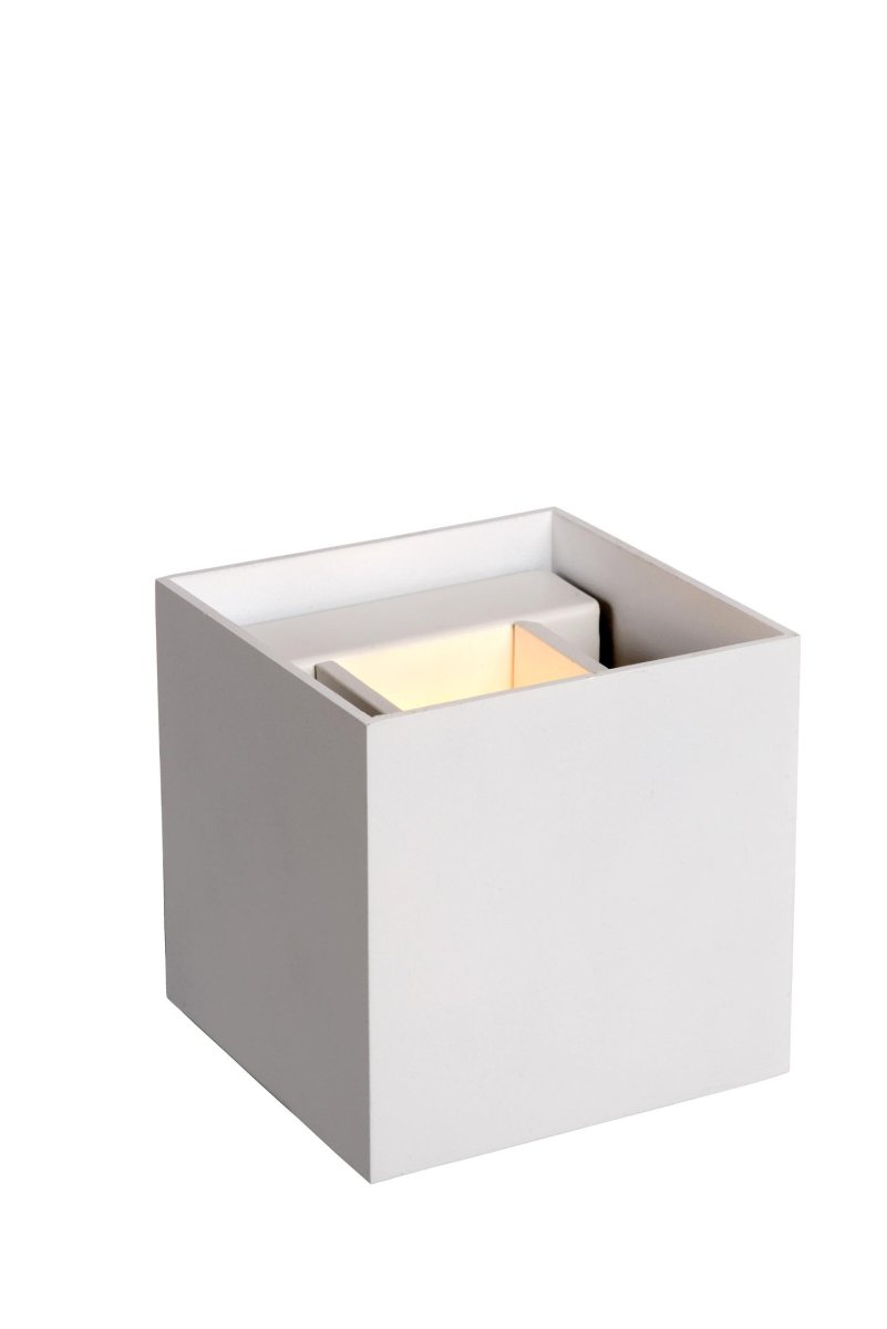 Xio 10cm Hvit vegglampe Fra Lucide - Du kan velge at strålen skal skinne jevnt opp/ned, bare opp eller kun ned, eller ha en smalere stråle opp/ned og på den andre siden en bredere stråle.