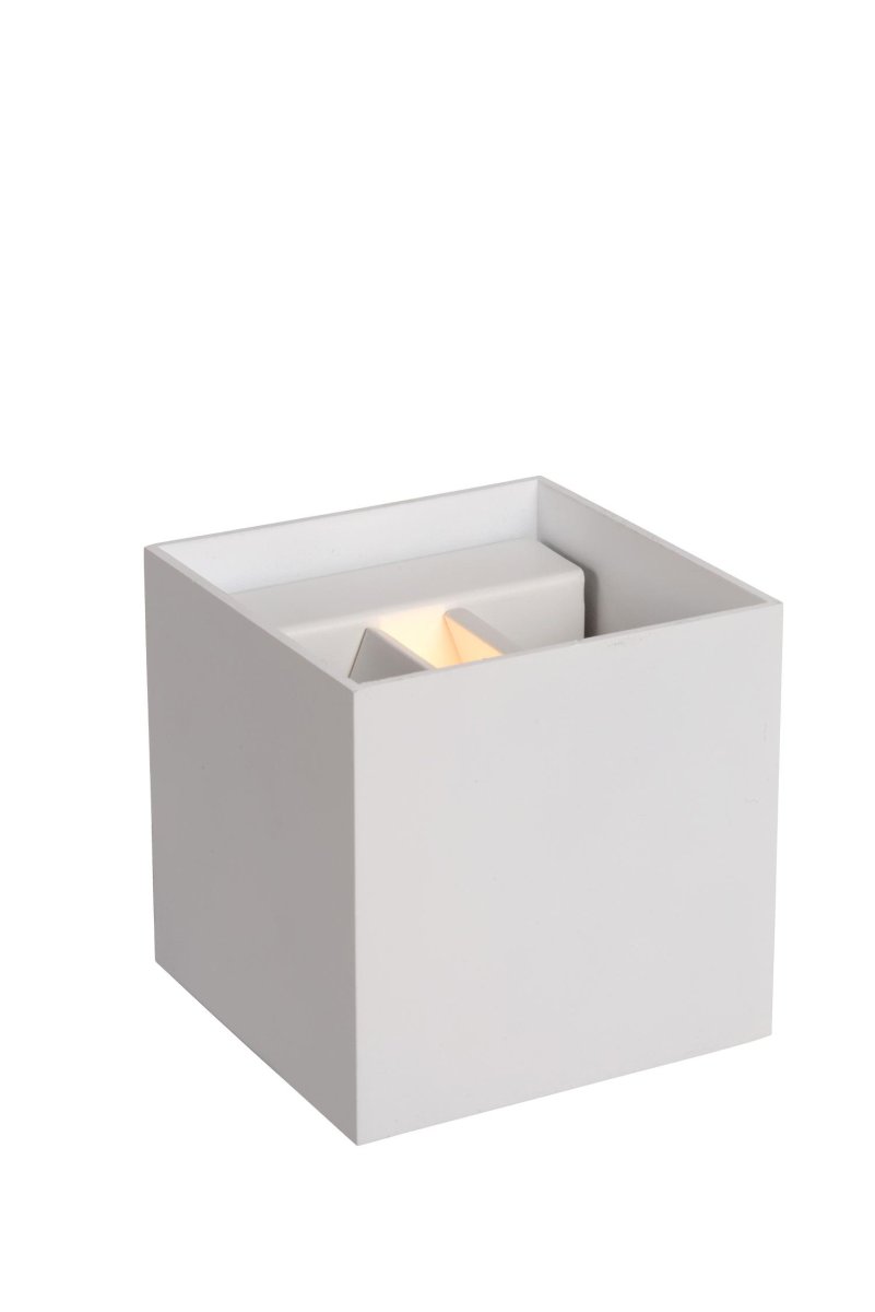 Xio 10cm Hvit vegglampe Fra Lucide - Du kan velge at strålen skal skinne jevnt opp/ned, bare opp eller kun ned, eller ha en smalere stråle opp/ned og på den andre siden en bredere stråle.