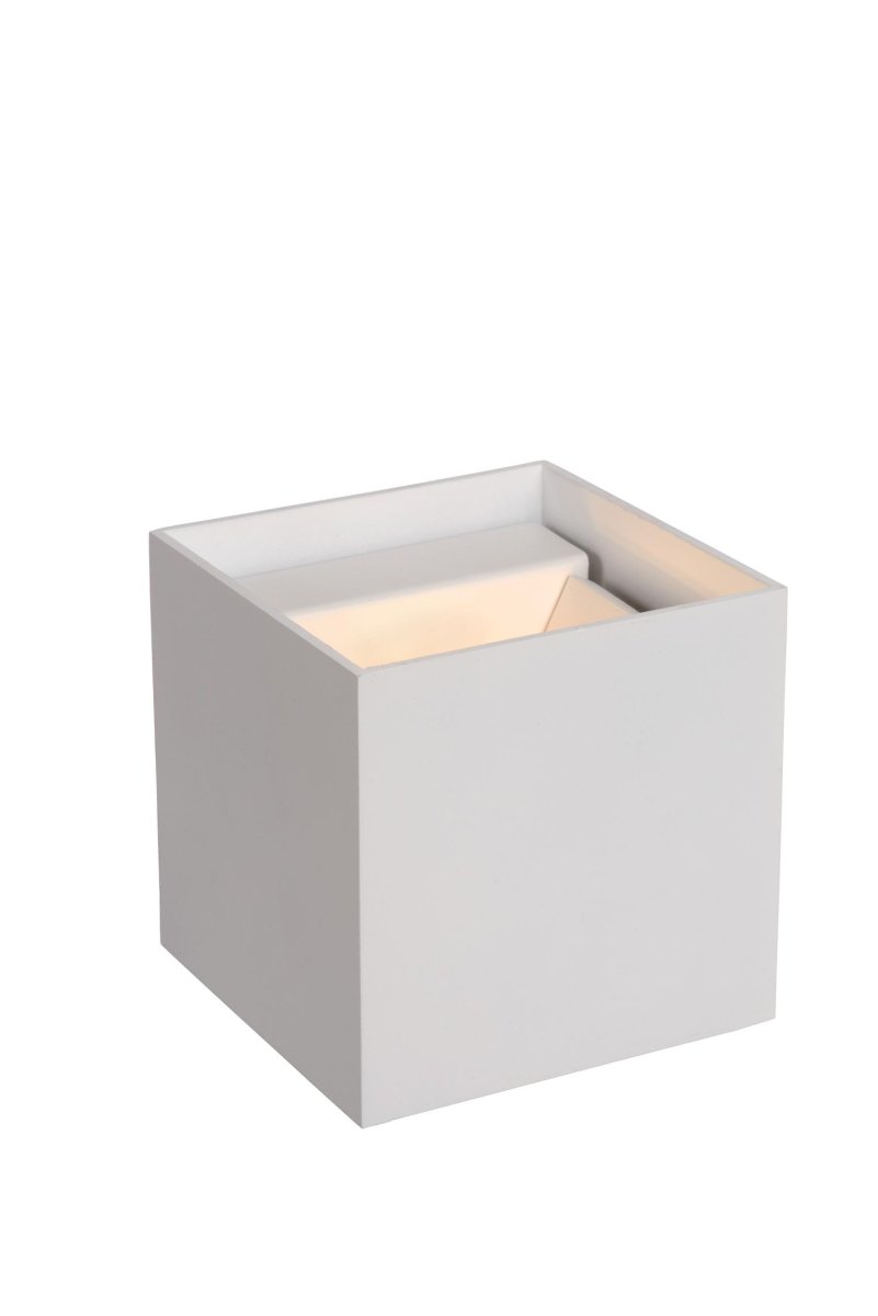 Xio 10cm Hvit vegglampe Fra Lucide - Du kan velge at strålen skal skinne jevnt opp/ned, bare opp eller kun ned, eller ha en smalere stråle opp/ned og på den andre siden en bredere stråle.