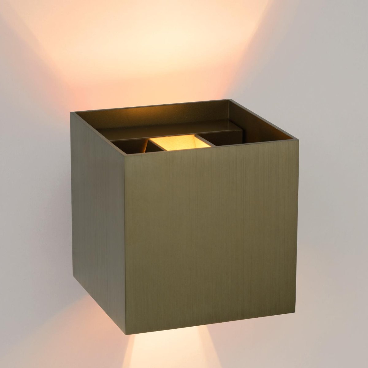 Xio 10cm Brun vegglampe Fra Lucide - Du kan velge at str&aring;len skal skinne jevnt opp/ned, bare opp eller kun ned, eller ha en smalere str&aring;le opp/ned og p&aring; den andre siden en bredere str&aring;le.