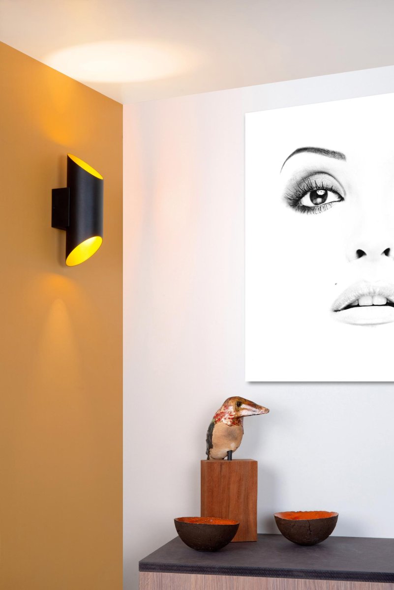 Quirijn 30cm Svart vegglampe Fra Lucide - Denne enkle, men elegante vegglampen fordyper ethvert rom i en varm glød takket være dens sylindriske form som er skråstilt i bunnen.