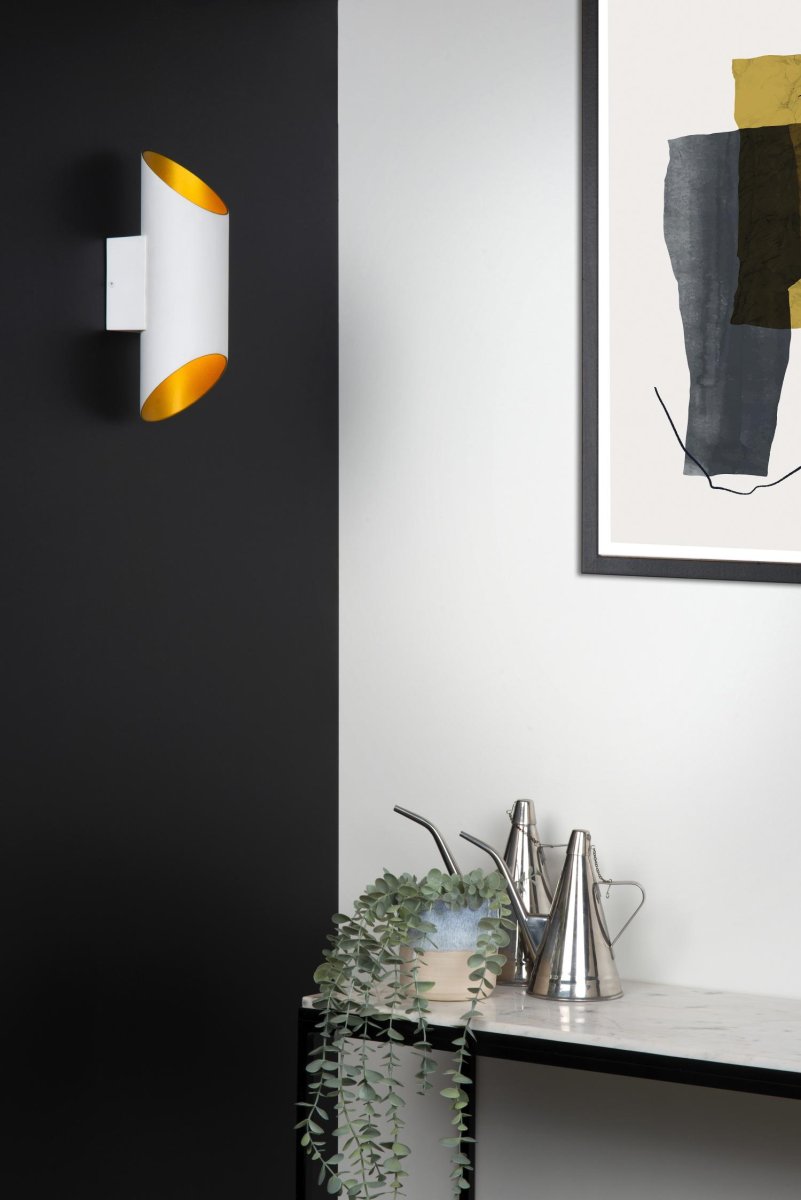 Quirijn 30cm Hvit vegglampe Fra Lucide - Denne enkle, men elegante vegglampen fordyper ethvert rom i en varm glød takket være dens sylindriske form som er skråstilt i bunnen.