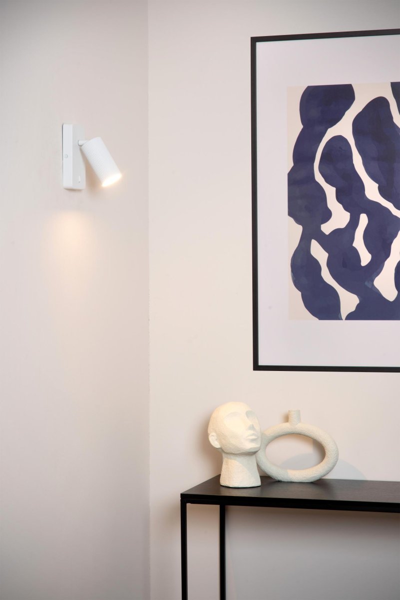 Clubs Hvit leselampe Fra Lucide - Lampeskjermen er enkel &aring; rotere og vippe, og kan utstyres med LED-lyskilde.