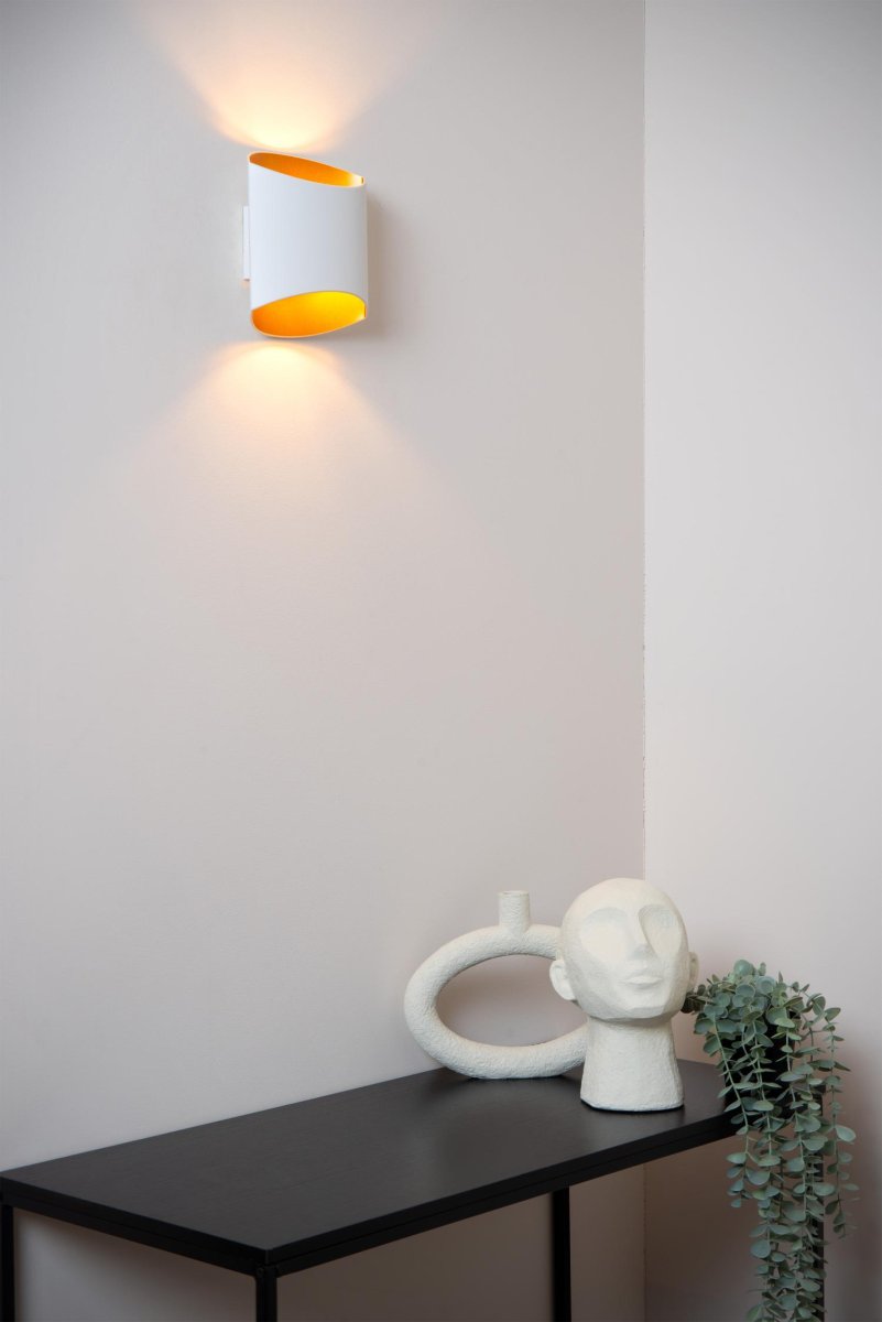 Diletta 18cm Hvit vegglampe Fra Lucide - Med kompakte mål på 16 x 8 x 18 centimeter og en ultralett design, bidrar den til en tidløs karakter i ethvert rom.