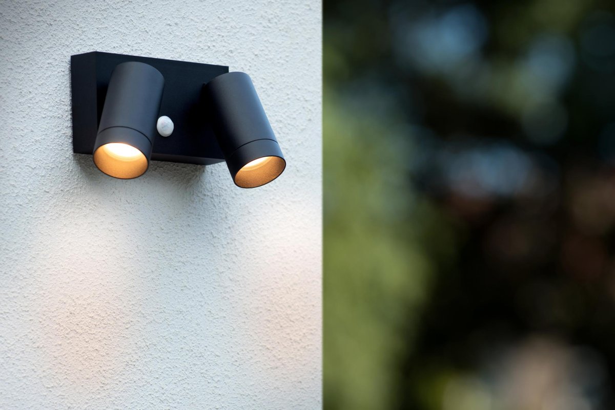 Taylor Svart utendørslampe Fra Lucide - Unike produktegenskaper:Passer for bruk med LED-lyskildeDenne lampen er roterbar og vippbarMed bevegelsessensor og dag/nattsensorAluminum er ikke laget av høy kvalitet.