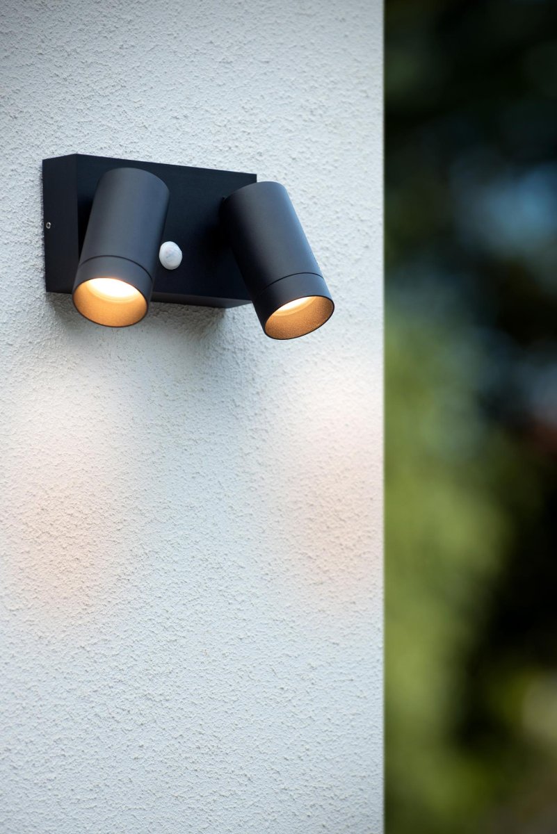 Taylor Svart utendørslampe Fra Lucide - Unike produktegenskaper:Passer for bruk med LED-lyskildeDenne lampen er roterbar og vippbarMed bevegelsessensor og dag/nattsensorAluminum er ikke laget av høy kvalitet.