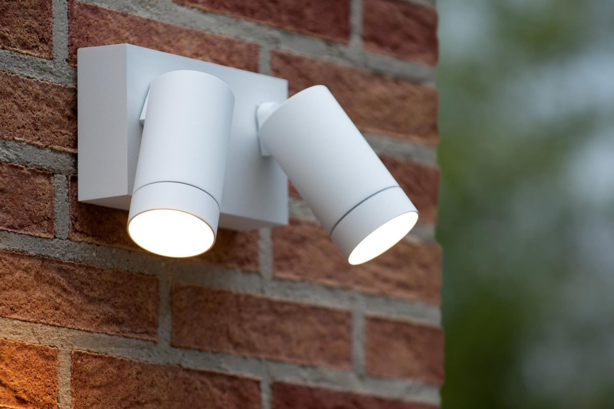 Taylor Hvit utendørslampe Fra Lucide - Unike produktegenskaper:Passer for bruk med LED-lyskildeDenne lampen er roterbar og vippbarMed bevegelsessensor og dag/nattsensorAluminum er ikke laget av høy kvalitet.