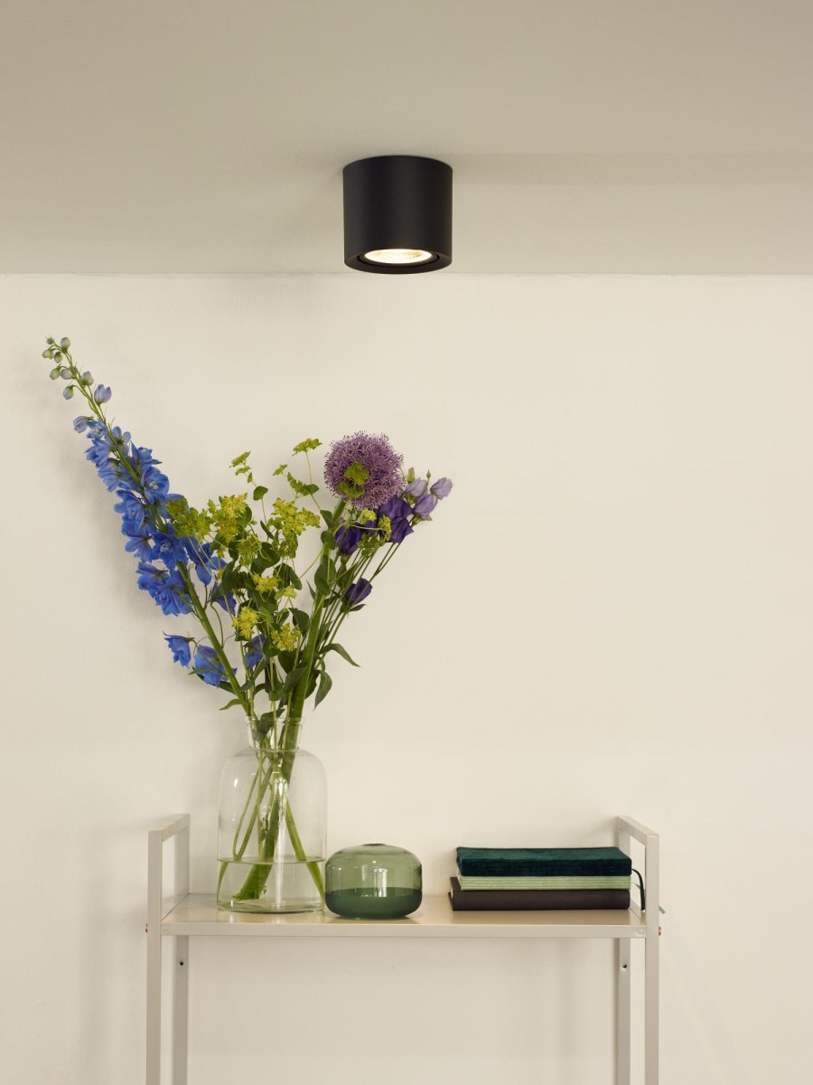 Fedler Svart spotlight Fra Lucide - Takspotten Fedler er kompakt, geometrisk perfekt og har et moderne design med en diameter p&aring; knapt 12 centimeter.