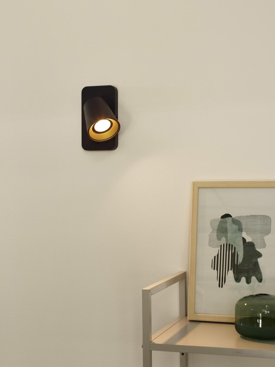 Turnon Svart leselampe Fra Lucide - Du kan enkelt dreie og vippe denne lampen til riktig posisjon, og ogs&aring; koble Turnon til en dimmer.