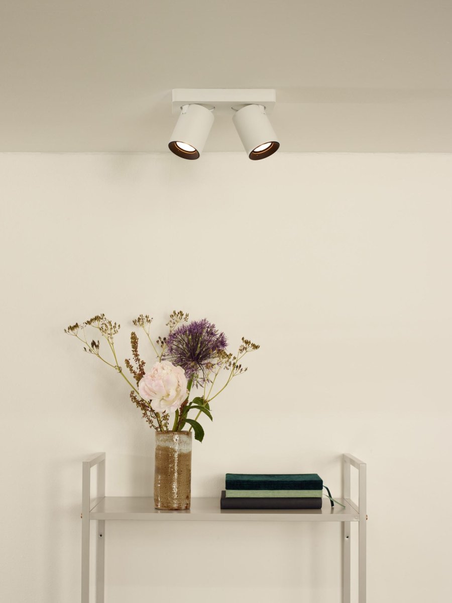 Nigel 2 Hvit spotlight Fra Lucide - Monter Nigel i taket ditt, koble til en kompatibel dimmer for justering av fargetemperatur og rett lyset akkurat slik du &oslash;nsker for &aring; skape den perfekte atmosf&aelig;ren.