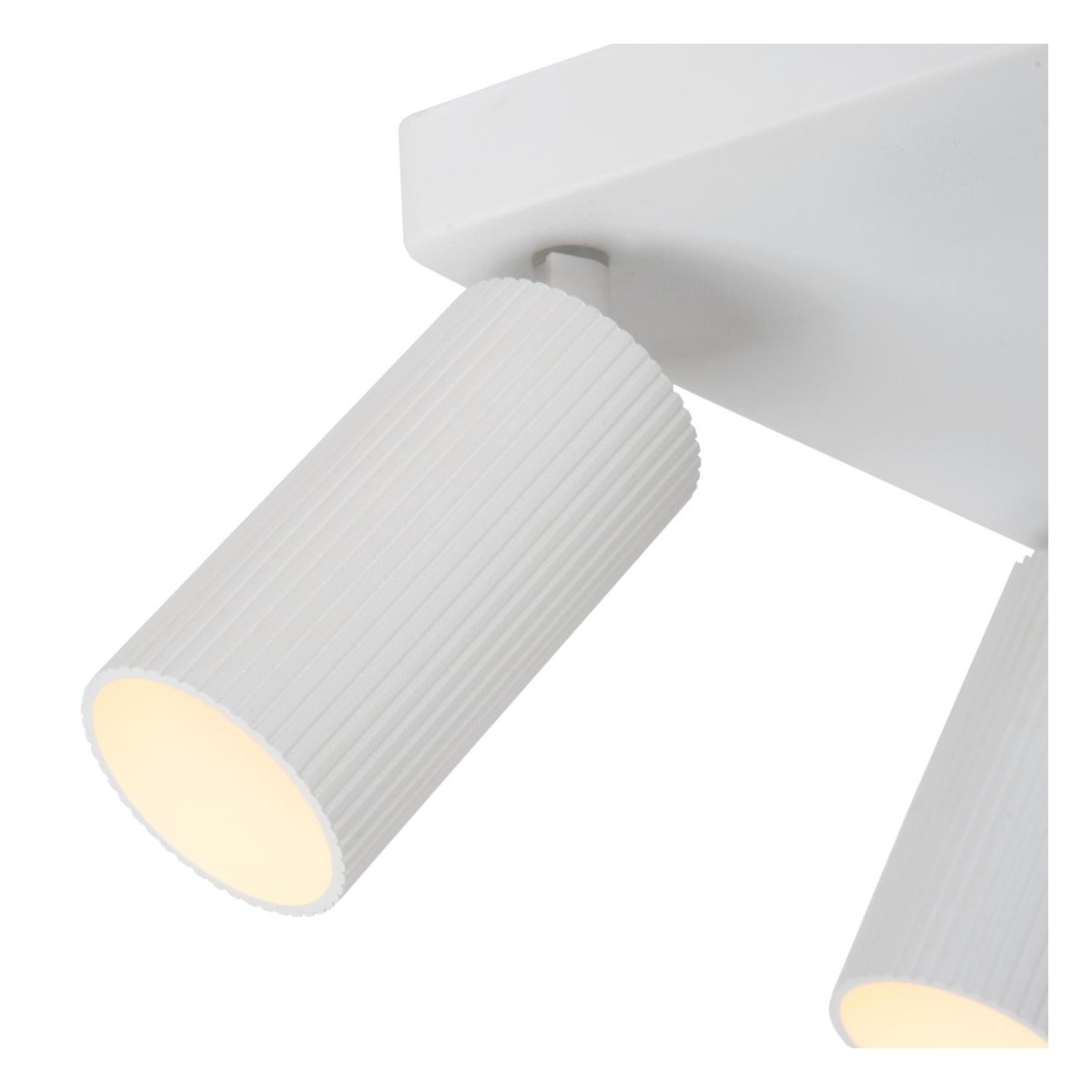 Clubs 4 Hvit spotlight Fra Lucide - Ved å koble lampen til en dimmer kan du enkelt kontrollere stemningen i rommet &ndash; sterkt lys for en produktiv start på dagen eller en myk glød for en avslappende kveld.
