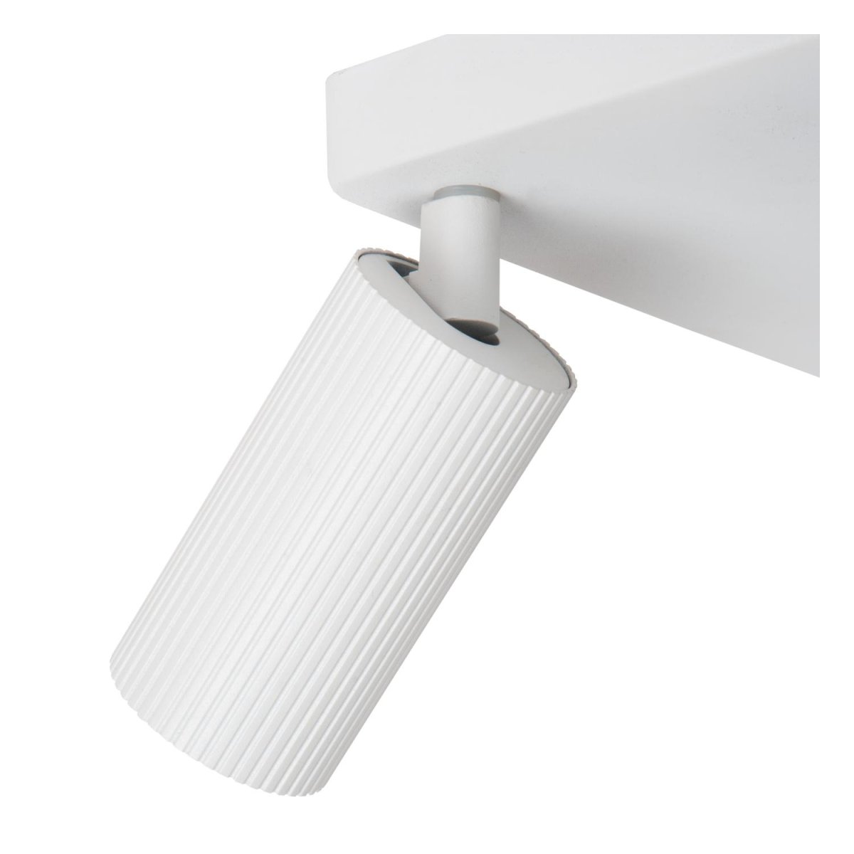 Clubs 4 Hvit spotlight Fra Lucide - Ved å koble lampen til en dimmer kan du enkelt kontrollere stemningen i rommet &ndash; sterkt lys for en produktiv start på dagen eller en myk glød for en avslappende kveld.