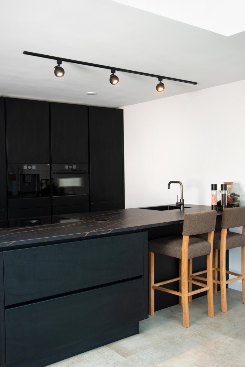 Spotlight Favori GU10 Svart Fra Lucide - Perfekt for å fremheve et vakkert kunstverk, skape stemning i gangen eller ønske deg velkommen inn på soverommet.