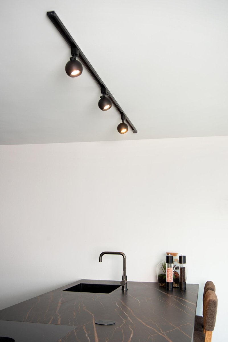 Spotlight Favori GU10 Svart Fra Lucide - Perfekt for å fremheve et vakkert kunstverk, skape stemning i gangen eller ønske deg velkommen inn på soverommet.