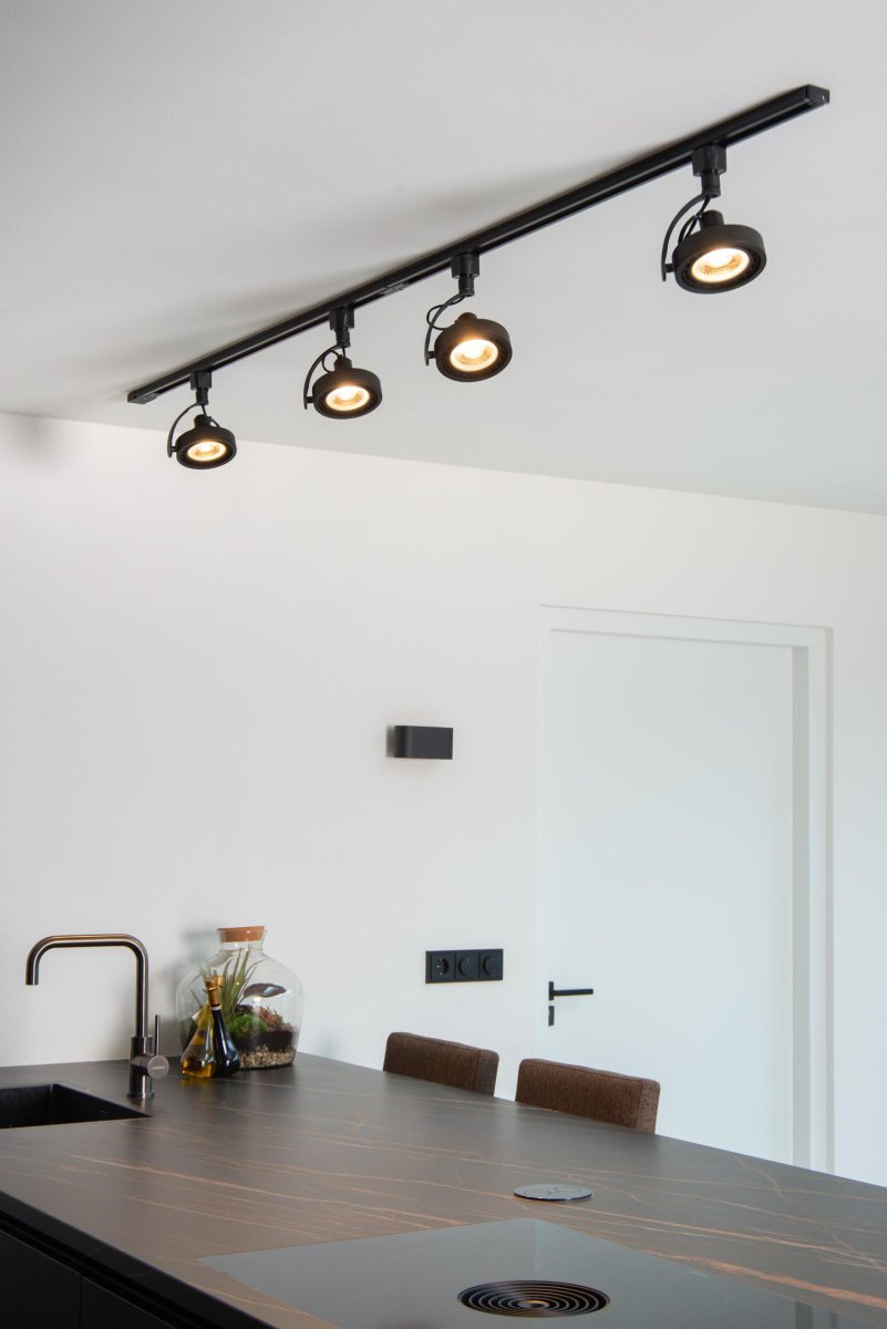 Spotlight Dorian ES111 Svart Fra Lucide - Spotlighten er utstyrt med dimmefunksjon &ndash; du trenger bare å koble den til en kompatibel dimmer.