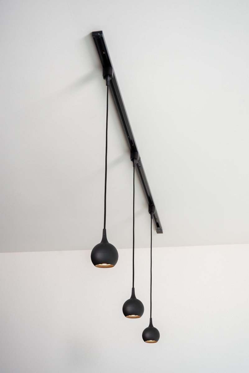 Pendellampe Favori GU10 Svart Fra Lucide - Lyskilden er innelukket i en flat kule som er dekket &oslash;verst i en messingforbindelse p&aring; kabelen.