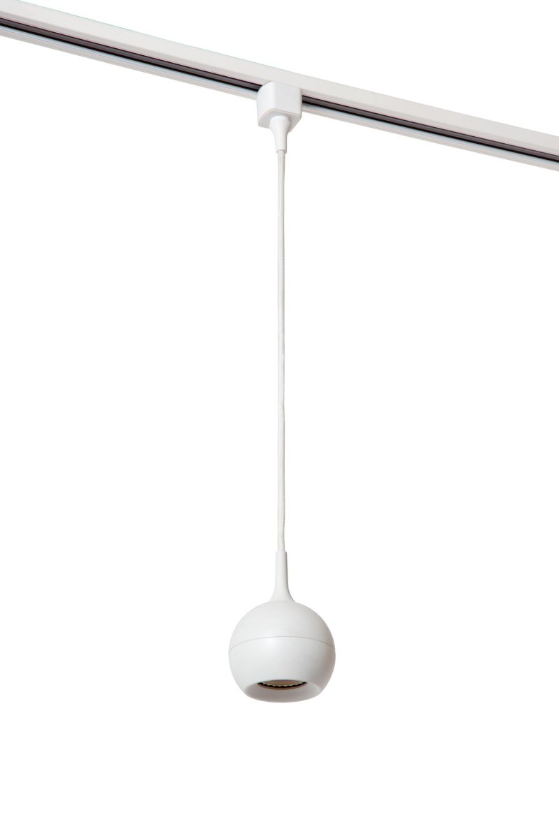Pendellampe Favori GU10 Hvit Fra Lucide - Lyskilden er innelukket i en flat kule som er dekket p&aring; toppen i en messingforbindelse p&aring; kabelen.