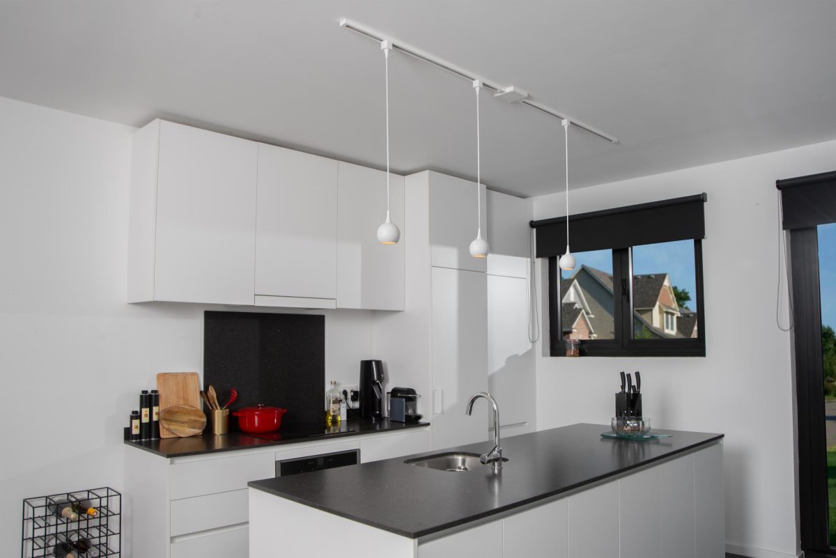 Pendellampe Favori GU10 Hvit Fra Lucide - Lyskilden er innelukket i en flat kule som er dekket p&aring; toppen i en messingforbindelse p&aring; kabelen.