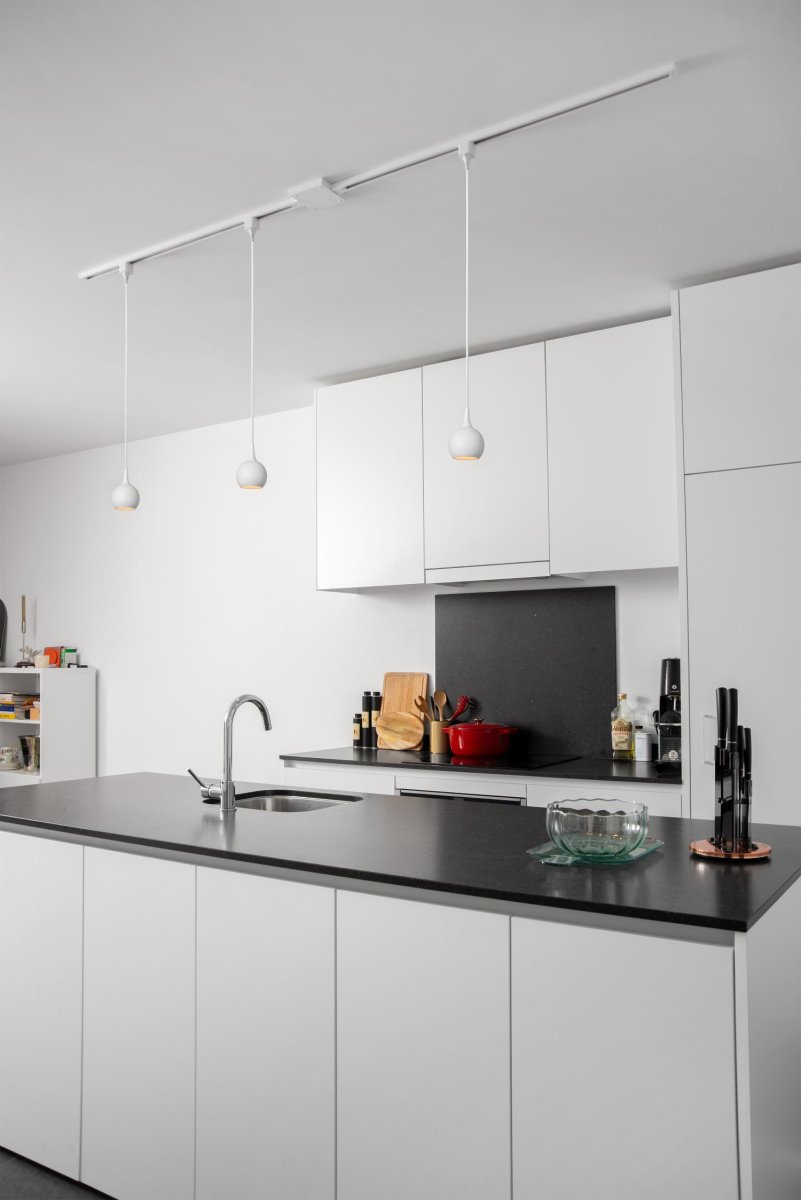 Pendellampe Favori GU10 Hvit Fra Lucide - Lyskilden er innelukket i en flat kule som er dekket p&aring; toppen i en messingforbindelse p&aring; kabelen.