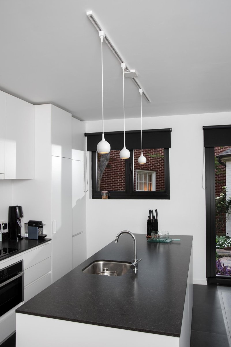 Pendellampe Favori GU10 Hvit Fra Lucide - Lyskilden er innelukket i en flat kule som er dekket p&aring; toppen i en messingforbindelse p&aring; kabelen.