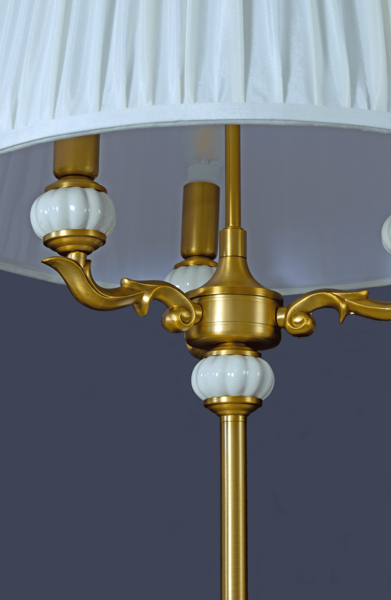 Toulouse Gull gulvlampe Fra Aneta Lighting - Toulouse-gulvlampen har et klassisk og elegant uttrykk med dekorative detaljer og en vakker gullfinish.