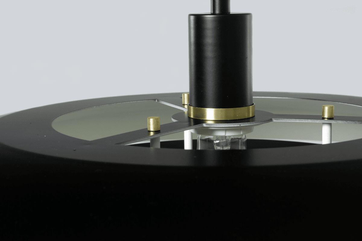 Epsilon Ø56 Svart Taklampe Fra Aneta Lighting - Epsilon leveres med doble sett med dekorative ringer og knotter, velg mellom krom og matt messing avhengig av hva som passer best til ditt hjem.