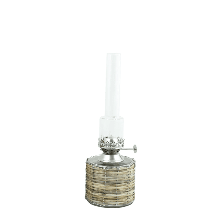 Basket-style kerosene lamp small Brun Fra Strömshaga - Rett parafinlampe i glass og flettet kurv og brenner i nikkel.