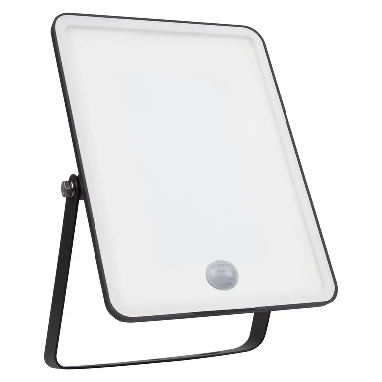 Floodlight Essential Sensor 50W Svart utendørslampe Fra Ledvance - Med en innebygd bevegelses- og dagslyssensor sl&aring;r lyset seg p&aring; automatisk n&aring;r det er bevegelse og tilpasser seg lysforholdene, og maksimerer energisparingen.