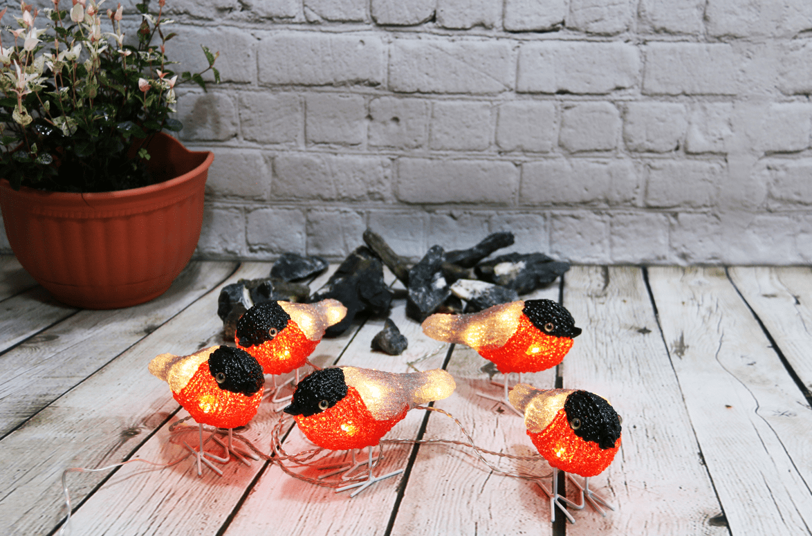 Domherrar RØD Fra Pixie Design - Med en IP44-klassifisering er de motstandsdyktige mot vær og vind, noe som gjør dem perfekte for å lyse opp terrassen eller balkongen din om vinteren.