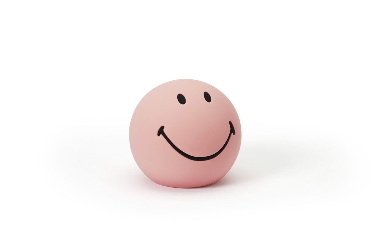 Bundle of Light - Smiley Mini Rosa barnelampe Fra Mr Maria - Legg til litt lys og glede til dagen og hjemmet ditt med denne sjarmerende Smiley-lampen.